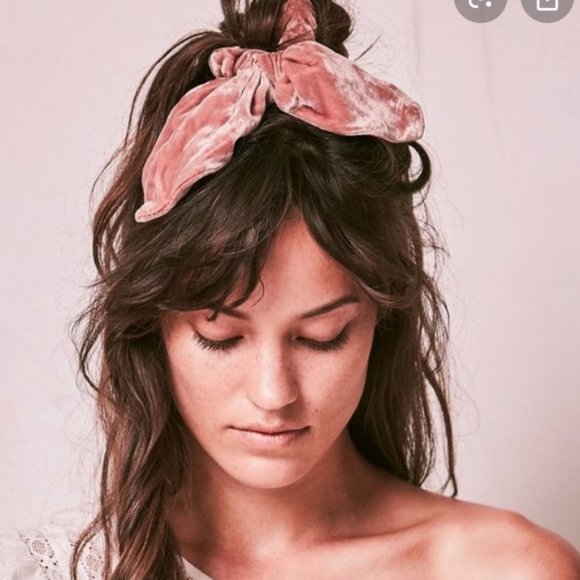 PINK SCRUNCHY SCARF/ EMBELLISHED HAIR CLIP SET - Picture 3 of 5